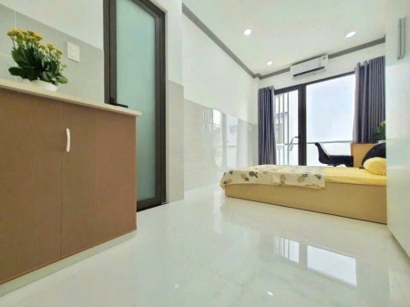 Phòng trọ ban công full nội thất 30m2 gần ĐH Ngoại Thương, Hutech, Hồng Bàng đường Nguyễn Gia Trí
