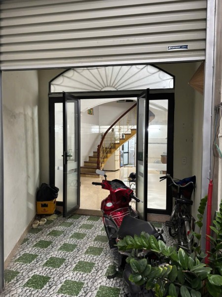 Cho thuê nhà miếu hai xã, ngõ thông ra chợ hàng