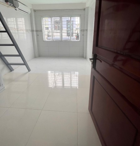 Căn Hộ Có Gác , Cửa Sổ Trời - Gần Đại Học Hutech, Ngã Tư Hàng Xanh - Ở Được 2-3 Bạn