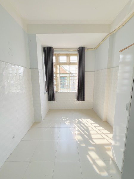 Phòng cửa sổ lớn kế bên Đại Học Văn Hiến