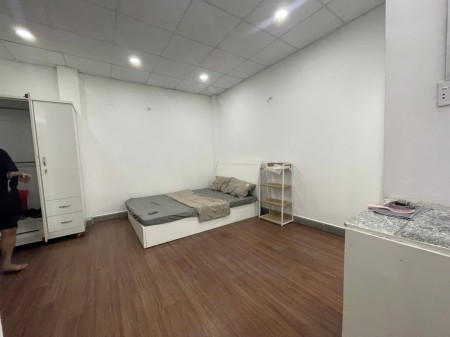 Studio Siêu rộng tách bếp full kính mặt đường bạch đằng