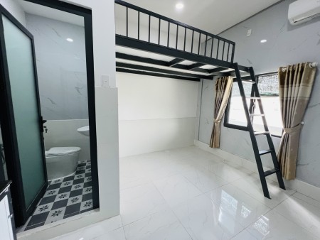 Phòng mới có gác, Máy Lạnh,Thang Máy. Gần Gigamall