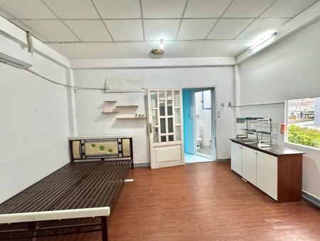 Phòng máy lạnh 25m2 gần CĐ FPT và Siêu thị E Mart Phan Huy Ích