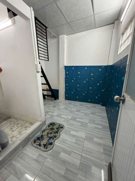 Phòng 1trệt 1gác suốt. Có cửa sổ , tolet trong phòng, tầng trệt thoáng mát, khu an ninh