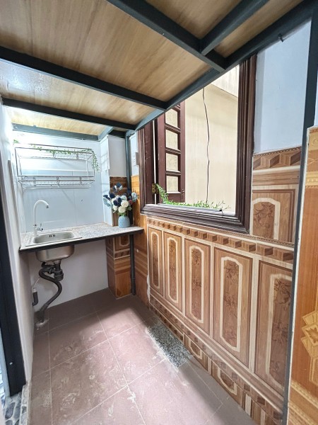Cửa sổ thoáng ngay bếp, rộng rãi, thoáng mát