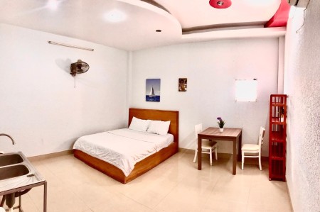 Cho thuê phòng đẹp, full nội thất, có bếp riêng, WC riêng, lối đi riêng tại đường Lạc Long Quân, TB