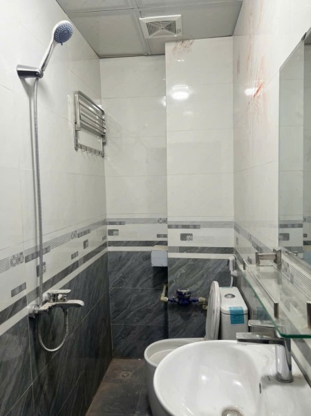Cho thuê tầng 2 Nhà mặt hồ Đống Đa