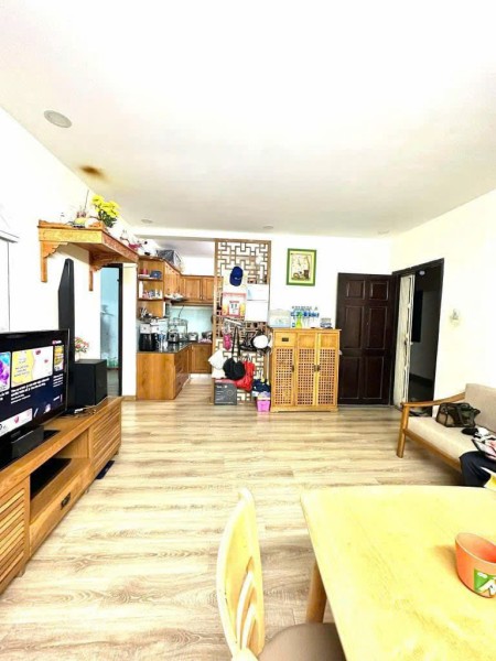 Chung cư 10A Trần Nhật Duật, Q1: 72m2, 2p ngủ, có nội thất, 11tr