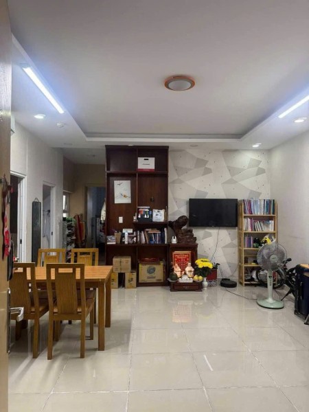 Chung cư Miếu Nổi, Vũ Huy Tân, BT: 77m2, 2p ngủ có ban công, 11tr.