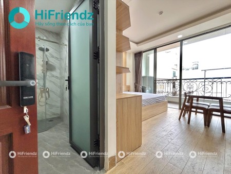 Studio ban công lớn thoáng mát nằm kế vincom cộng hòa