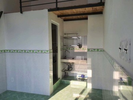 Phòng ban công chung - cửa sổ lớn thoáng mát - sát UFM sát Q.4