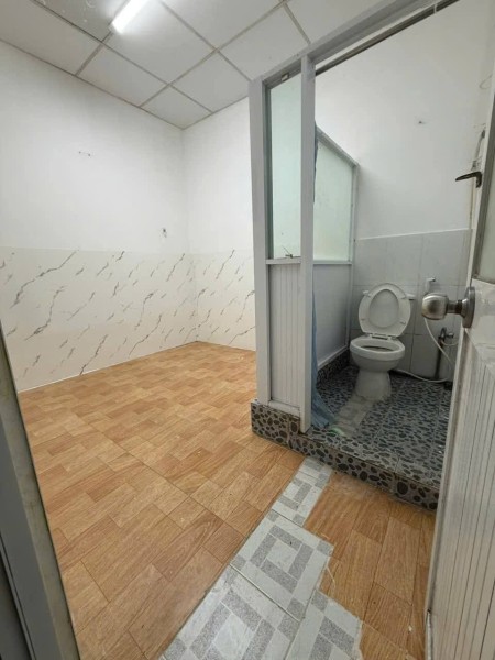 Phòng tầng trệt, tolet riêng, có cửa sổ, khu an ninh cao, mặt tiền đường, tiện đi lại các quận