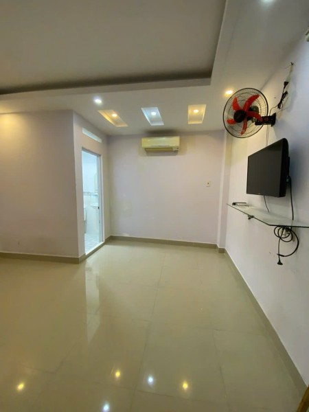 Cần tìm 1 nữ ở ghép trong phòng rộng 40m2 tại CMT8, quận 10