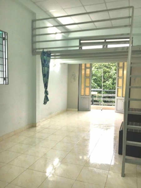 Phòng trọ rộng 45m2, thoáng mát, có 2 ban công, máy lạnh, tủ lạnh. Có thể ở được ngay