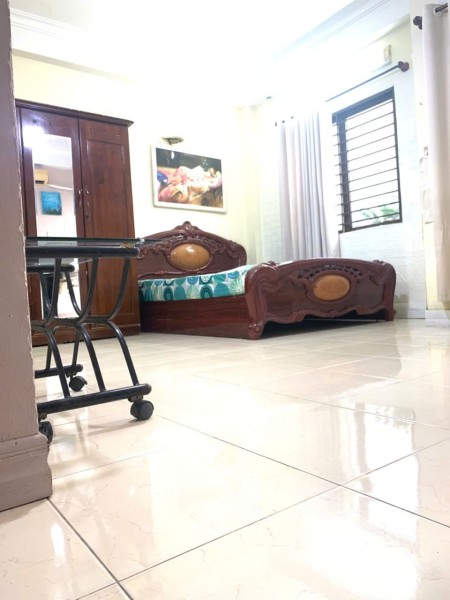 Phòng 40m2, có ban công thoáng mát, ngay đường lớn thuận tiện di chuyển