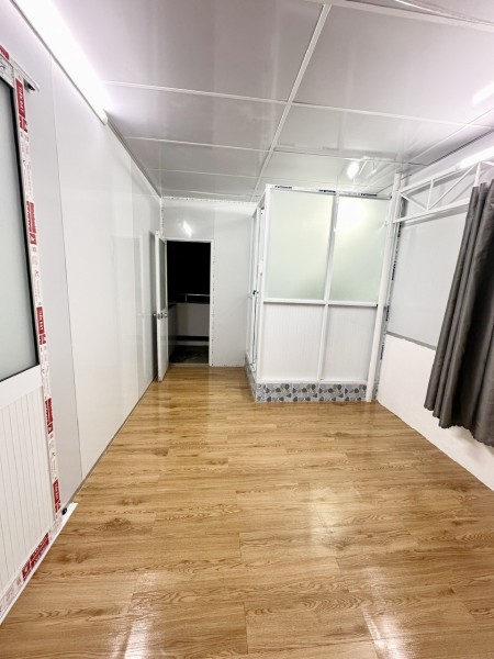 Phòng trọ mới xây, có ban công, sát quận 1