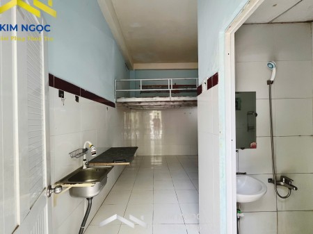 DÃY TRỌ GÁC LỬNG CAO THOÁNG NGAY ĐƯỜNG TRƯỜNG CHINH SÁT BÊN SÂN BAY