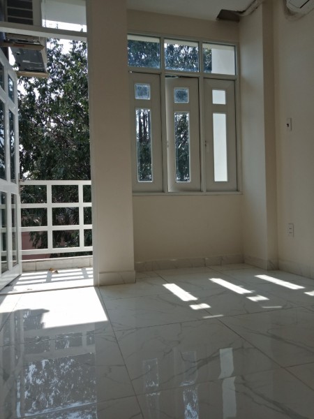 PHÒNG BAN CÔNG ĐẸP,THOÁNG MÁT NGAY TRƯỜNG SA- PHAN XÍCH LONG