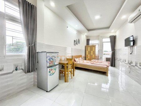 Căn hộ ngay SÂN BAY- ban công, cửa sổ FULL ĐỒ