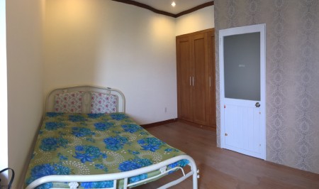 Phòng rộng 17m2, có nội thất gồm giường nệm, tủ quần áo âm tường... giá 2,8tr/th.