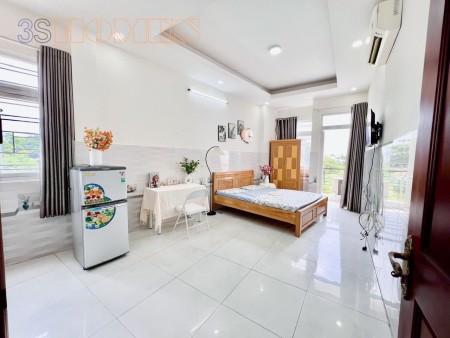 Căn hộ ngay SÂN BAY- ban công, cửa sổ FULL ĐỒ