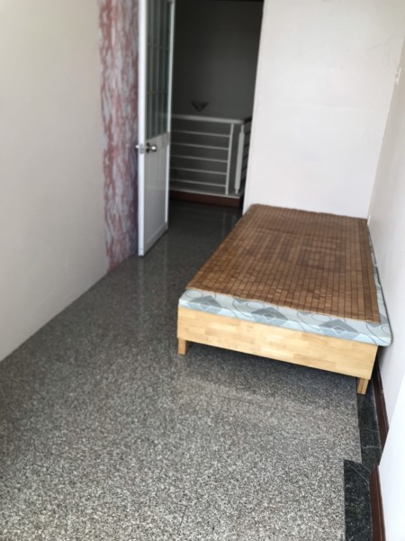 Mình cần cho thuê gấp phòng giá 2tr/th (rộng 10m2, trong phòng có sẵn nệm và tủ quần áo)
