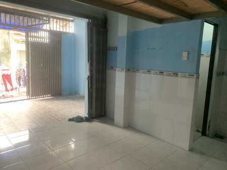 Phòng mặt tiền đường lớn có gác