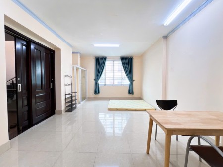 CHÍNH CHỦ ĐẦU THÁNG 9 TRỐNG STUDIO CỬA SỔ RẤT RỘNG, MÁT NGAY CHỢ THẠCH ĐÀ