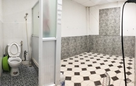 Phòng tầng 1 , có cửa sổ , tolet riêng, nhà ngay mặt tiền đường tiện đi lại và đón xe buýt cho Sv