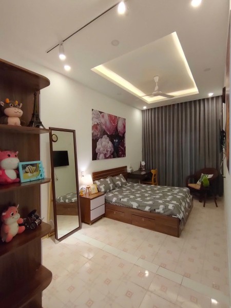 CHO THUÊ PHÒNG TRỌ SIÊU RỘNG 30M2 BAN CÔNG NGAY CHỢ BÀN CỜ, VƯỜN CHUỐI, VÒNG XOAY DÂN CHỦ,BV DA LIỄU