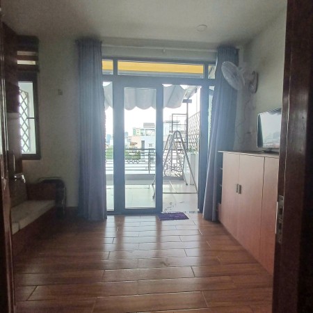 Căn Hộ 1PN Tách Bếp , Ban Công 40m2 _ Có Dọn Phòng, Thang Máy, Máy Giặt Riêng _ Nơ Trang Long