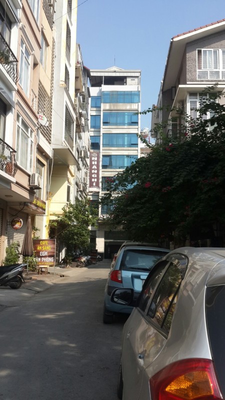 Cho thuê phòng tầng 5, 30m2, thang máy, mới, đủ đồ, thoáng, Nguyễn Khánh Toàn, Cầu Giấy.