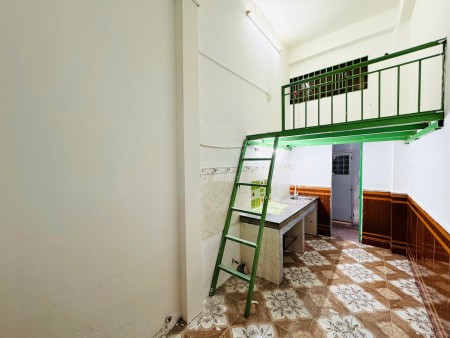 Phòng gác cao 2m, lầu trệt, có cửa sổ Gần Vincom Phan Văn Trị
