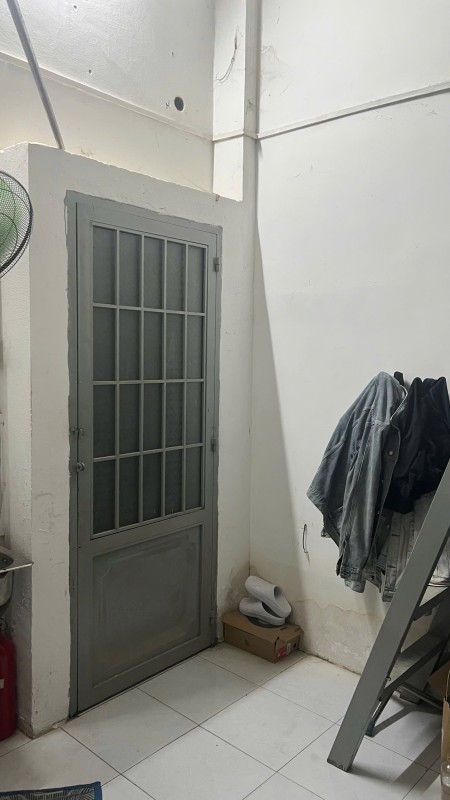 cho thuê 1/2 căn nhà phí sau có lối đi riêng , 4 phòng ngủ giá rẻ