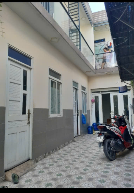 CHO THUÊ 1 PHÒNG, 1 LẦU 1 TRỆT RỘNG GẦN 50M2 - QUẬN 12 GẦN CÁC TRƯỜNG IUH, VLU, NTTU