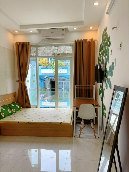 Cho thuê căn hộ Studio Ban công Q1 gần cầu Nguyễn Văn Cừ, Nowzone, chợ Bến Thành