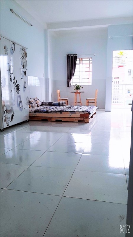 Phòng máy lạnh, full nội thất, 40m2, gần ngã tư bốn xa, giờ giấc tự do