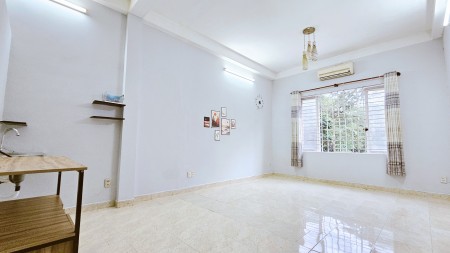 30/09 trống, phòng gần 40m2, sẵn máy lạnh, kệ bếp, NG.Gia Trí nối dài !