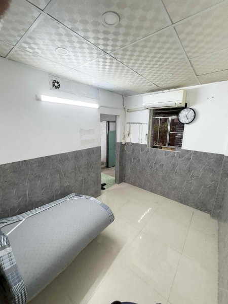 Phòng máy lạnh , cửa sổ thoáng , 1phòng ngủ tách bếp, 1 khu vườn nhỏ, tolet riêng, không chung chủ