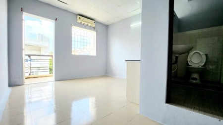 Cho thuê phòng ban công, sạch sẽ , thoáng Mát - An Ninh - Gần Ngã Tư Hàng Xanh