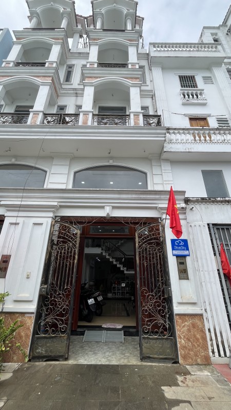 Chia sẻ phòng trống rộng rãi, có ban công view đẹp của nhà nguyên căn - Khu nhà ở cao cấp