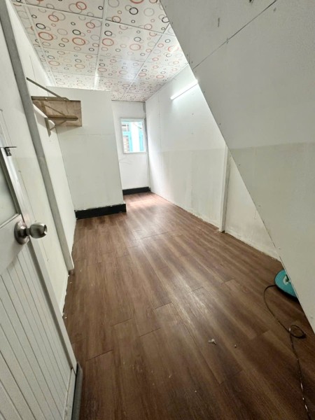 Phòng Cửa sổ thoáng mát, Tolet riêng, Có sân để xe trong nhà, Tầng 1, Giờ tự do chìa khoá riêng.