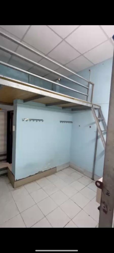 Mình pass phòng 2tr4 ở gần ngã 5 phan văn trị, có gác, nvs riêng,free xe, ra vào thẻ từ, giờ giấc tự