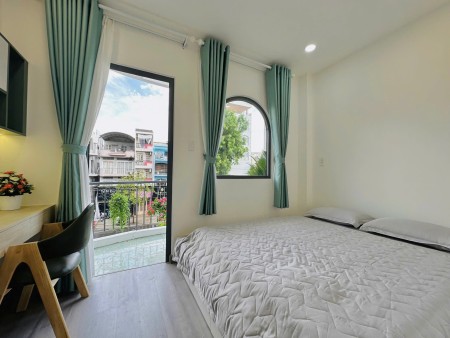 Cho thuê căn hộ 2 phòng ngủ full nội thất ban công mặt tiền siêu thoáng-hầm xe-thang máy -dọn phòng