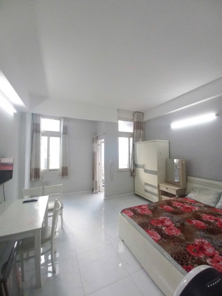 Hình thật giá thật Cho thuê căn hộ studio rộng 40m2 bancol cửa sổ trời cực thoáng-hầm xe-thang máy