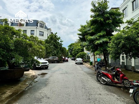 Cho thuê phòng đẹp, thiết kế hiện đại - khuôn viên thoáng mát đậu được oto, hồ bơi FREE giá bao tốt