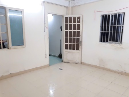 Chính chủ cho thuê phòng lớn 20m2, có máy lạnh, 3 cửa sổ, ban công ngay trung tâm Q3
