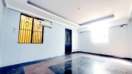 Phòng ngay mặt tiền đường lớn, 2 cửa sổ, mới sơn sửa, sẵn bếp, máy lạnh, C.V.A !