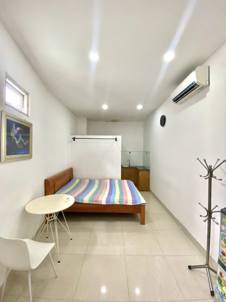 Phòng cửa sổ full nội thất Nguyễn Hữu Cảnh đối diện Vinhomes