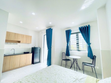 PHÒNG MỚI XÂY FULL NỘI THẤT CÓ BAN CÔNG LỚN NẰM NGAY THÍCH QUÃNG ĐỨC,PHÚ NHUẬN